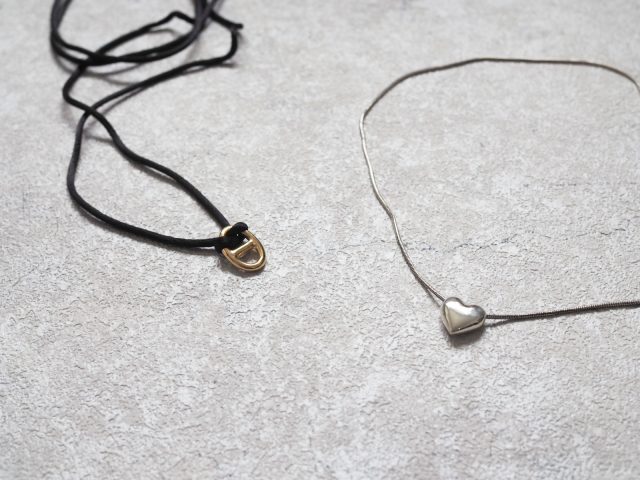 首に沿うネックレスやチョーカー