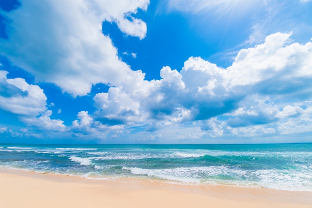 青空の砂浜