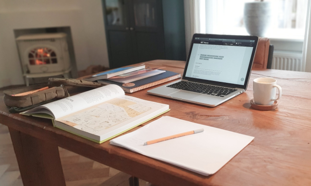 デスクの上のノートとパソコン