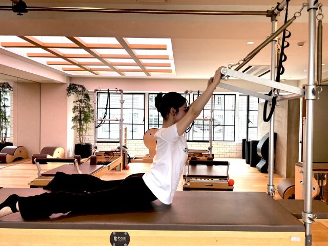 ピラティスをする阪口珠美さん