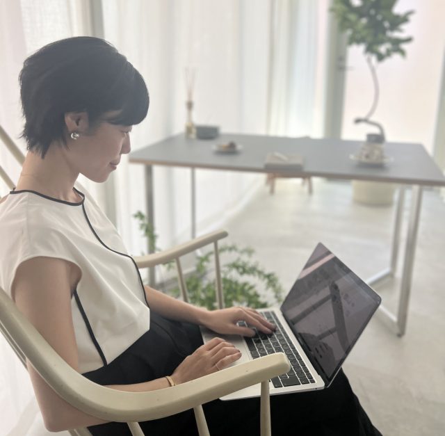 パソコン作業をする女性