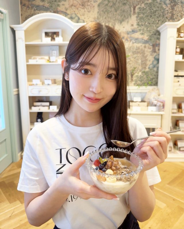 ヨーグルトを食べる阪口珠美さん