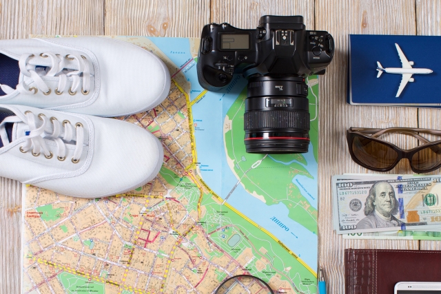 海外旅行の準備カメラと靴