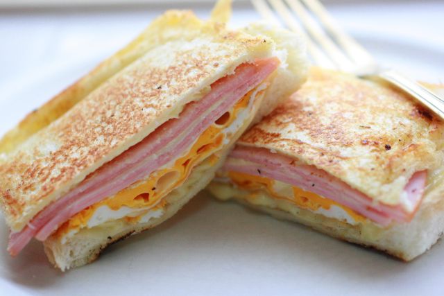 ハムチーたまごのホットサンド