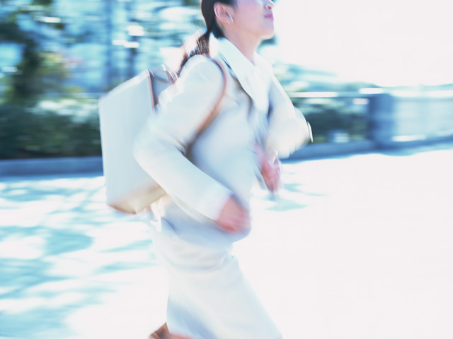 NEW 
 7/22                                (火) 
 「車で通勤する」を英語で言うと？
 編集部（協力：eステ）64