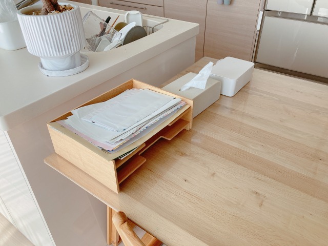 NEW
7/11 (金)
気づけば山積み…“紙類のごちゃつき”は朝5分で解決!片づけ術3つ
整理収納アドバイザー みほ57 テーブルに置かれた書類ボックス