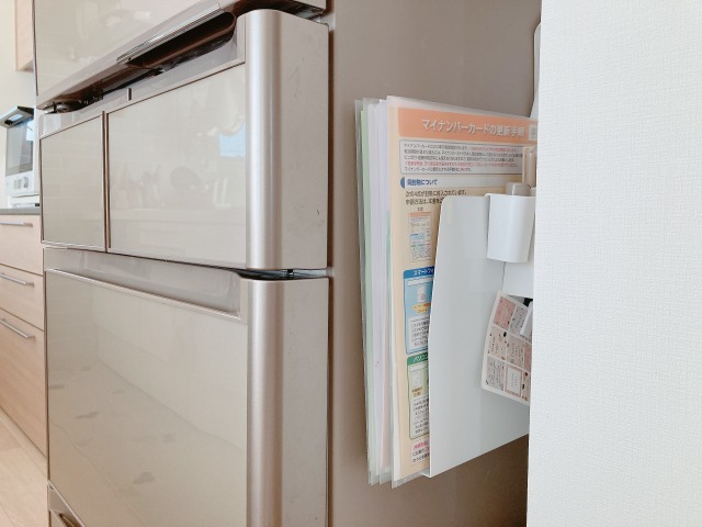 冷蔵庫横の書類