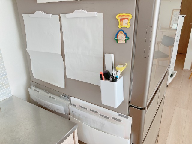 冷蔵庫に貼られた書類