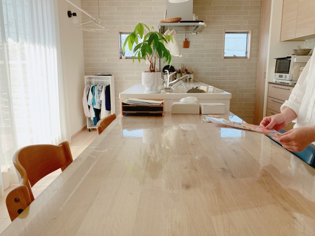 スッキリとしたダイニングテーブル