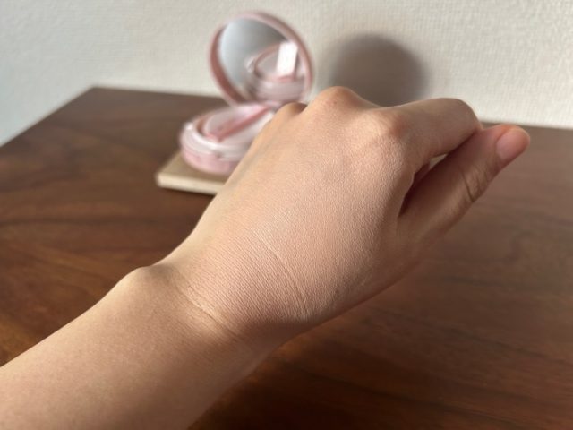 キャンメイク クッションファンデ 手に塗ったところ