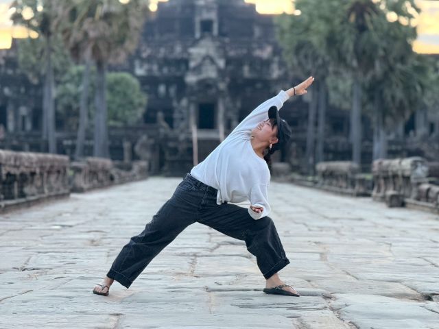 ヨガのポーズをする矢部さん