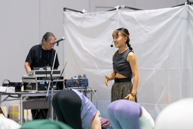 ヨガの指導をする矢部さん