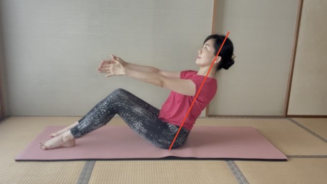 上半身を後ろに傾ける