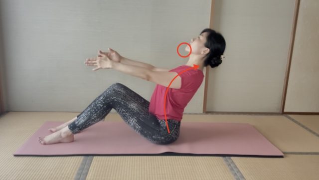 背中を反らせる・あごを突き出す