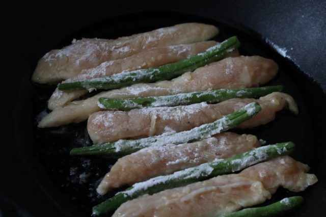 片栗粉をまぶした鶏ささみとさやいんげん
