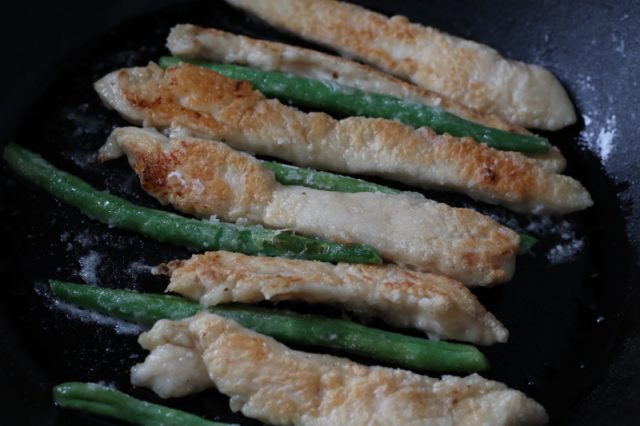 焼いた鶏ささみとさやいんげん