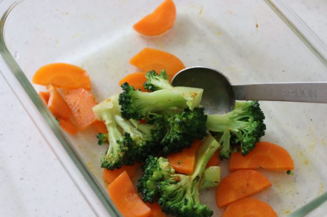 カレー粉をまぶしたブロッコリーとにんじん