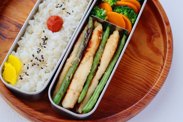 「鶏ささみといんげんのスティック唐揚げ」「野菜のカレー風味」2品弁当