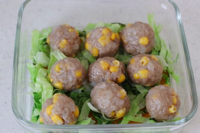 レンジ加熱したコーン焼売と野菜