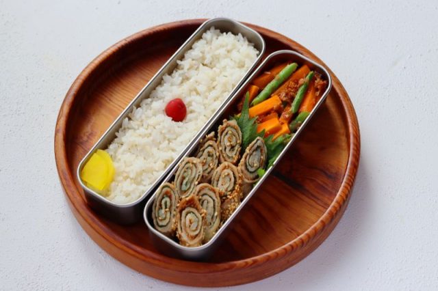 「豚の大葉みそ巻き」「野菜のおかか和え」2品弁当