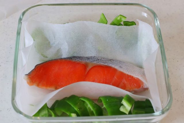 耐熱容器に入れた鮭とピーマン
