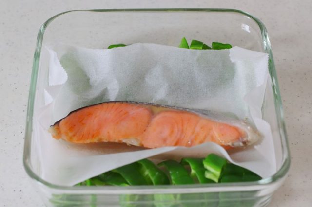 加熱した鮭とピーマン