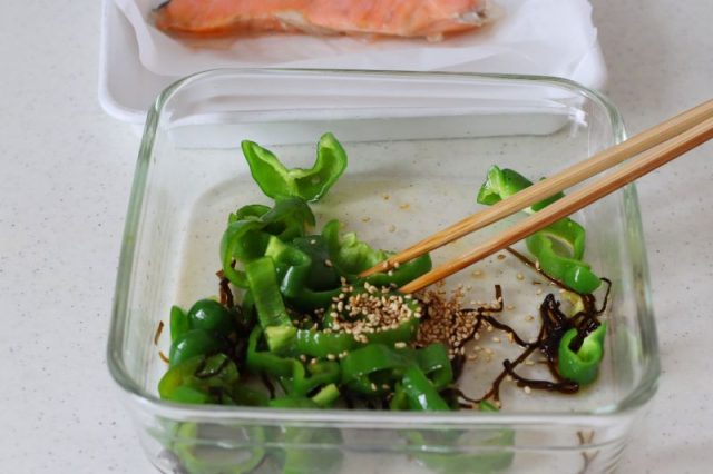 ごまと塩昆布をかけたピーマン