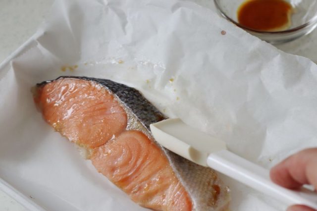 醤油を塗っている鮭の切り身