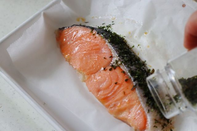 青海苔をまぶした焼き鮭