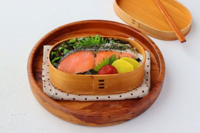 「塩鮭のレンジ蒸し」「ピーマンと塩昆布のナムル」簡単のっけ弁当