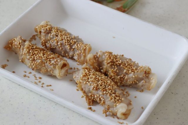 ごまをまぶした豚の大葉みそ巻き