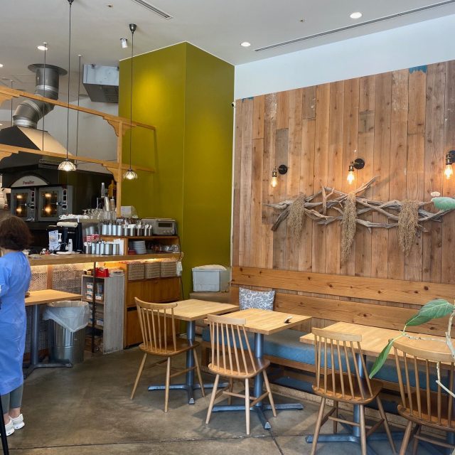 パンとエスプレッソと 南森町交差点 テーブル席