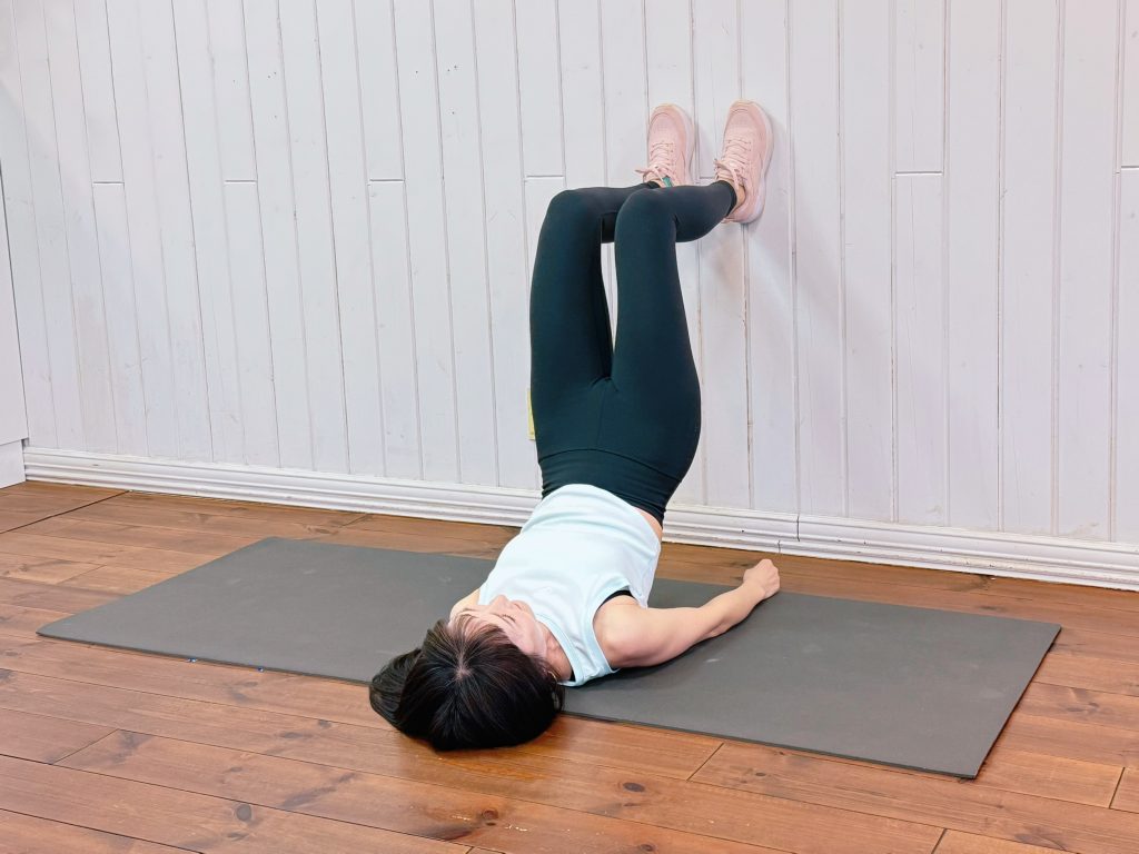 1分で全身がスッキリ細くなる『壁ピラティス』