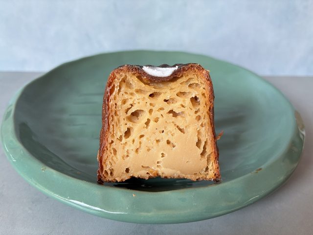 紅茶のカヌレの断面