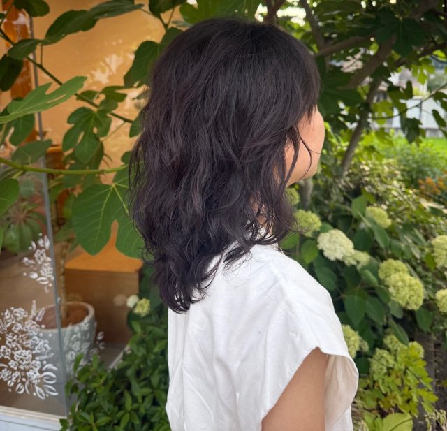 ウェーブスタイルの女性の後ろ姿