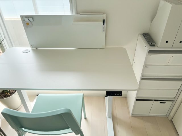 何も置かれていないデスク