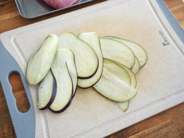 なすをカットする