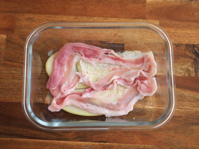 なすと豚肉を重ねる