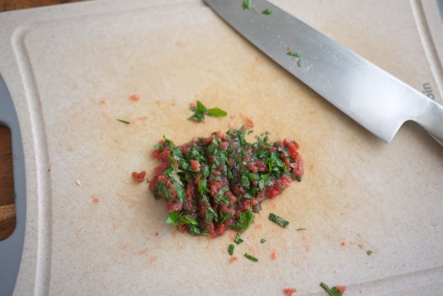 刻んだ大葉と梅干し