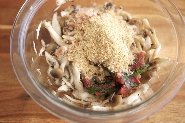 すりごま・かつお節とぶなしめじを和える
