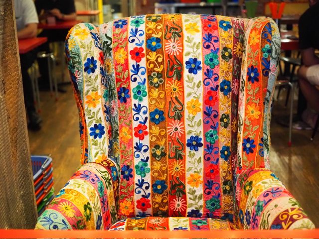 オルソー 日本橋小伝馬町店 カラフルな椅子