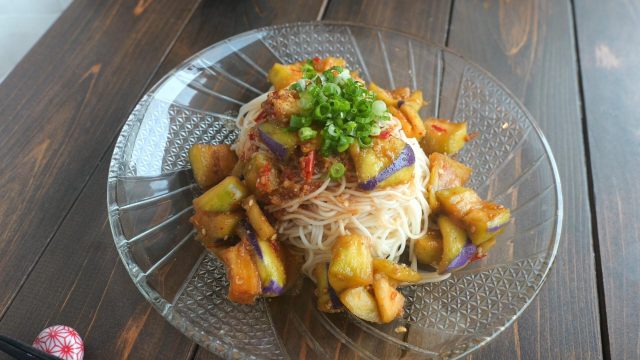 なすの旨辛そうめん