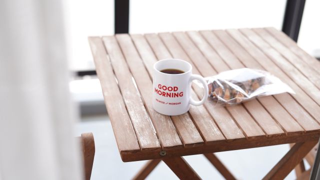 ベランダに置いたコーヒー