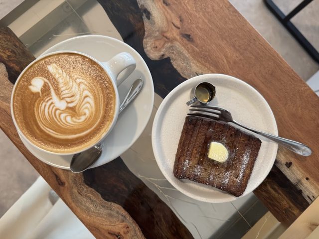 グリルバナナブレッドとカフェラテ