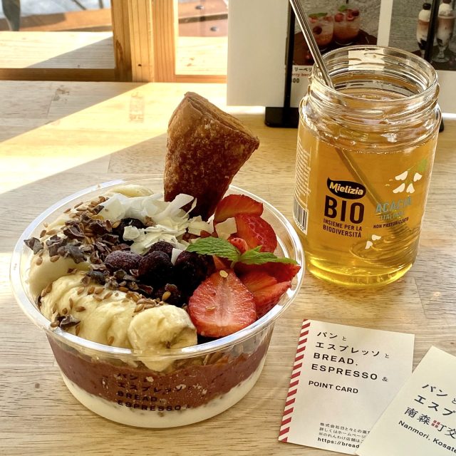 アサイーボウルと蜂蜜