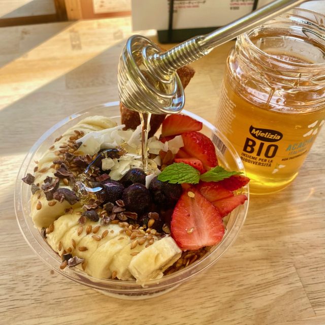 アサイーボウルと蜂蜜