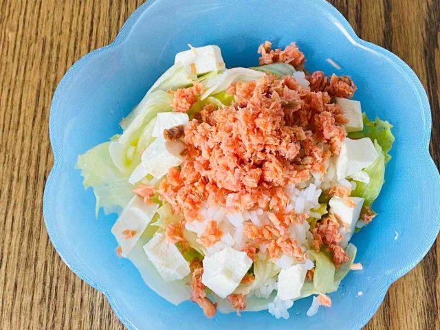 鮭フレーク・クリームチーズ・レタスのライスサラダ