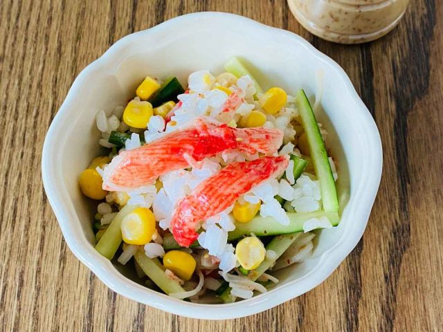 カニカマ、きゅうり、コーンのライスサラダ