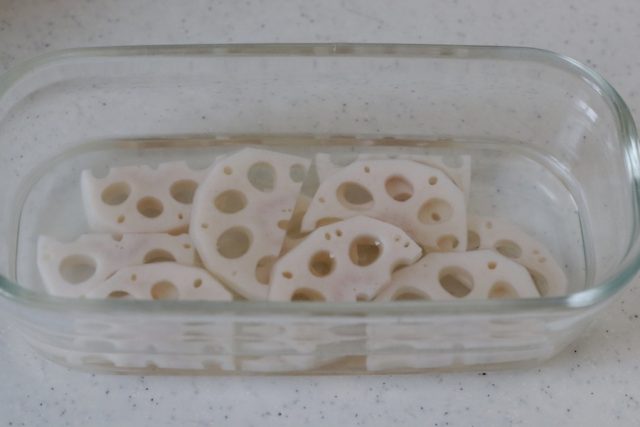 酢と水に合わせたれんこん