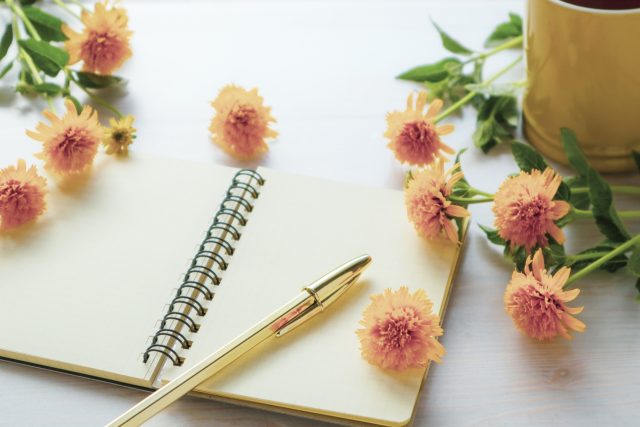 NEW 
 BLOG 
 8/28                                (木) 
 数分でも「書くこと」で自分の本音を知れる！小さな朝習慣のコツ
 おおやまはじめ(手帳と暮らしのライター)2